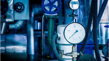 Steel pipelines and cables arranged in an industrial plant interior